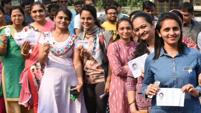 મતદાન કરવા આવેલી મહિલાઓ