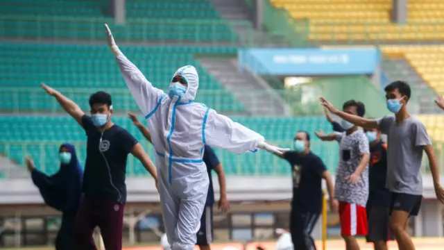 Tenaga medis bersama warga