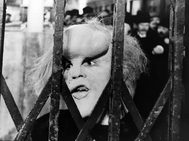 Джон Хёрт в роли Джозефа Меррика в фильме "Человек-слон"