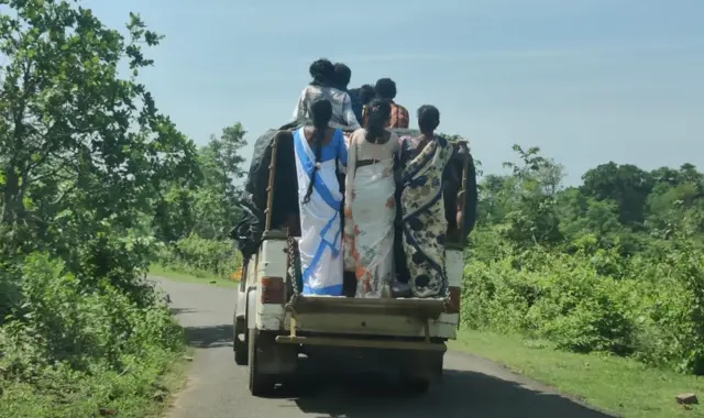 కిక్కిరిసిన జీపుల్లో గిరిజన మహిళల ప్రమాదక ప్రయాణం