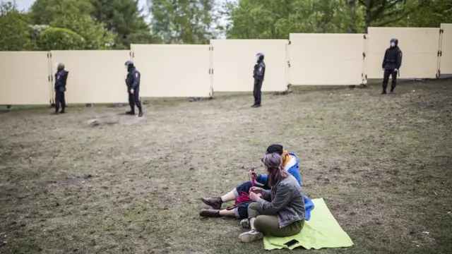 Забор в сквере простоял неделю