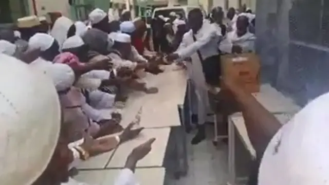 Xujaaj Itoobiyaan ah oo raashiin loo qaybinayo