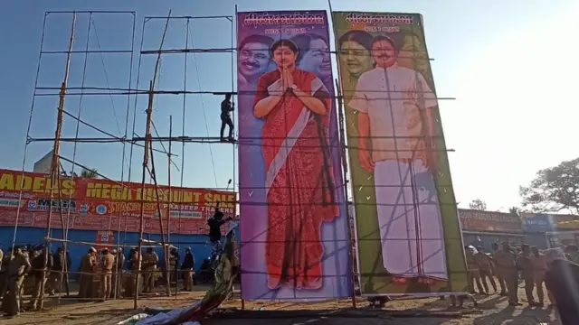 அதிமுக கொடி பொருத்திய காரில் சென்னை புறப்பட்டார் சசிகலா