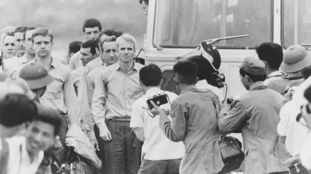 جان مک‌کین پس از آزادی از اسارت در ویتنام