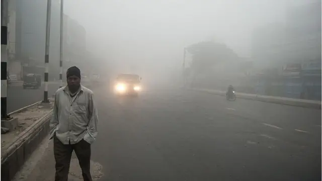 শীতের সময় তাপমাত্রা কম থাকে এবং মাটিতে থাকা আদ্রতা উপরে উঠে গিয়ে কুয়াশা তৈরি করে।