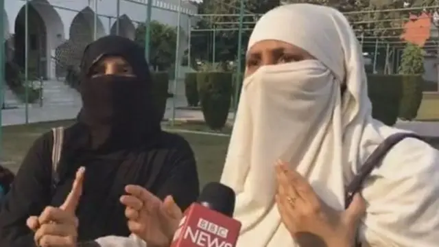 બીબીસી ન્યૂઝ સાથે વાત કરતી બે મુસ્લિમ મહિલા