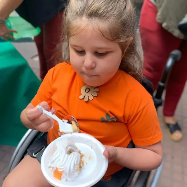 Catalina comendo bolo sozinha com uma colher