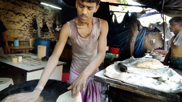 কায়িক প্ররিশ্রম করে জীবন যাপনের সুযোগ থাকায় সারা বারত থেকে দরিদ্র লোকজন মুম্বাইতে ভীড় করে।