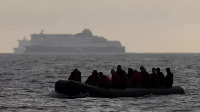 Небольшая надувная лодка с людьми в море