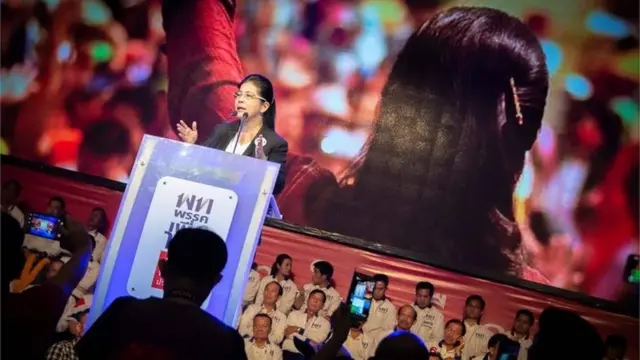 คุณหญิงสุดารัตน์ เกยุราพันธุ์ หนึ่งในสามแคนดิเดตนายกฯ ของพรรคเพื่อไทย ปราศรัยปิด ขอให้ประชาชนเลือกพรรคเพื่อไทยพรรคเดียวให้ถล่มทลาย