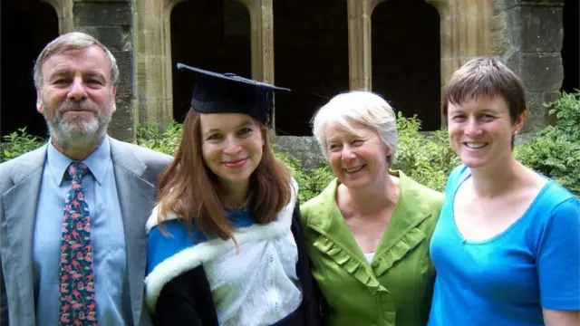 Le Dr Rachel Clarke avec ses parents et sa soeur après avoir obtenu un diplôme de médecin