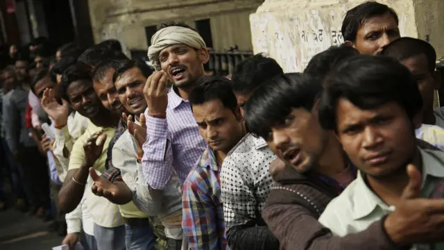 क़ताल में खड़े लोग