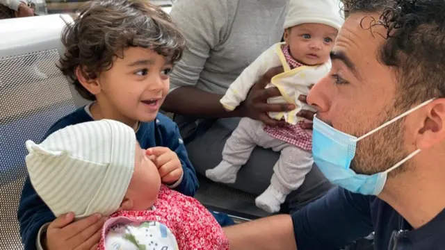 Guillermo con sus tres hijos.