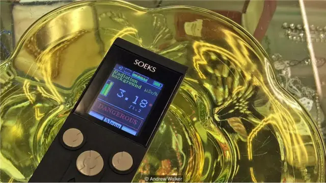 從19世紀80年代到20世紀20年代，這種有放射性的黃綠色"凡士林"玻璃器皿頗為流行。(Credit: Andrew Walker)