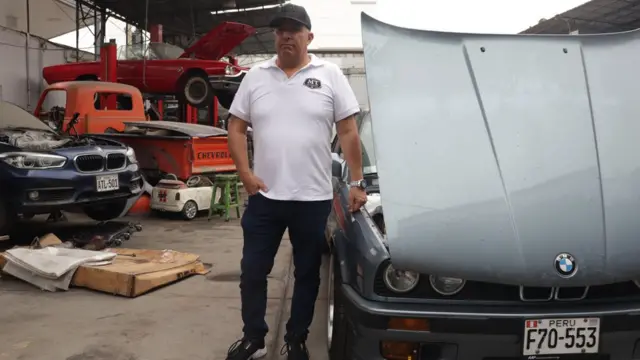 Pacho Cantt, rodeado de autos en su taller de Lima. Pacho Cantt, rodeado de autos en su taller de Lima.