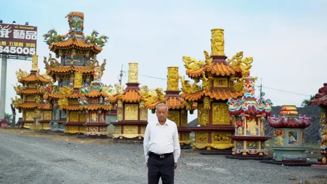 林複凖站在展示場。