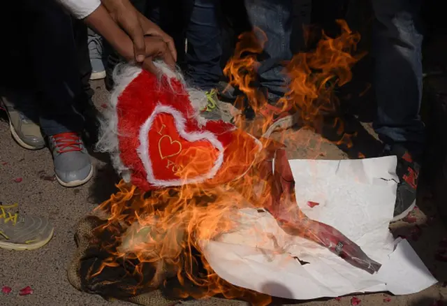 Hinduistas fundamentalistas quemando corazones en San Valentín.