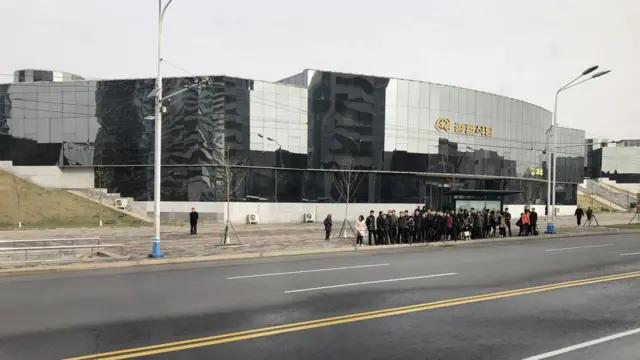 Toplu taşıma için sıra bekleyen Pyongyanglılar