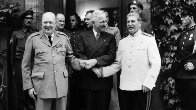 Winston Churchill, Harry Truman ve Joseph Stalin'in üçlü el sıkışması.