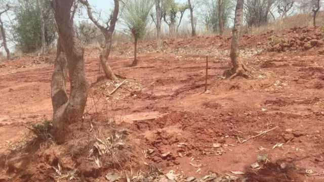 मनिका प्रखंड में चल रहा डोभा का निर्माण कार्य