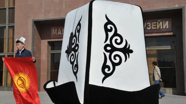 هر کال په قرغیزستان کې د کالباک خولۍ لمانځلو مېله وي