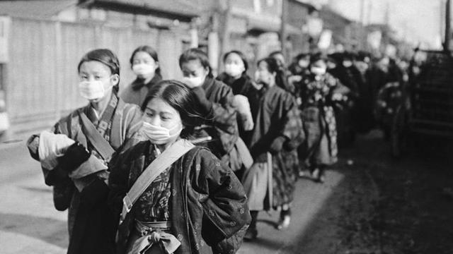 Chicas japonesas con mascarillas en el camino a la escuela en 1920