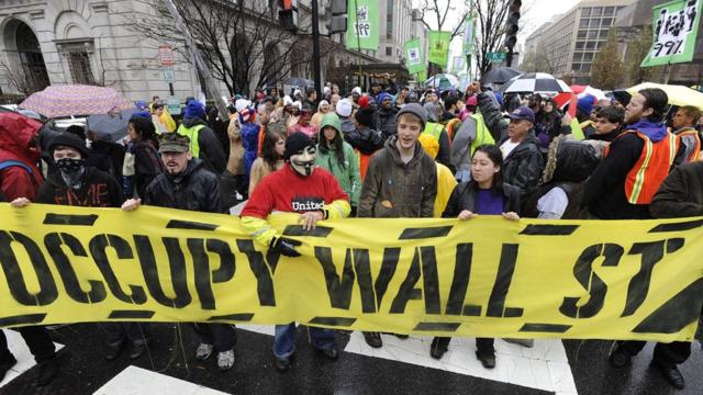 部份2011年参加美国"占领华尔街"的示威者戴上面具，在纽约有多人因此触犯当地的《反蒙面法》被捕。