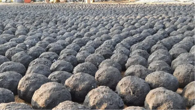 ముందుగా మట్టిని ముద్దలుగా చేసి దానిపై పిడకలు పేర్చి మంట పెడతారు