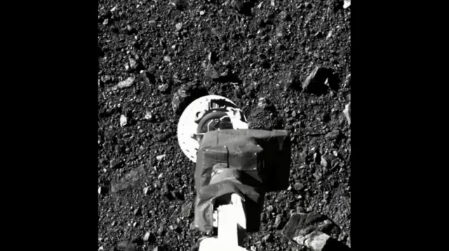 بازوی اسیریس-رکس در نزدیکی سطح سیارک بنو پیش از نمونه‌برداری