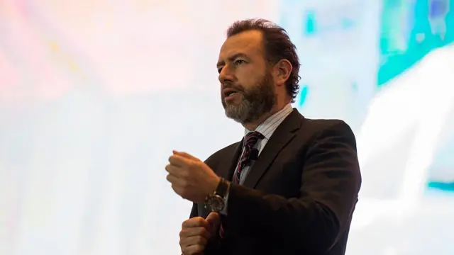 دن امان مدیر بخش ماشین‌های خودران جنرال موتورز به نام کروز است