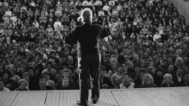 Аллан Чумак во время сеанса в ноябре 1989 года