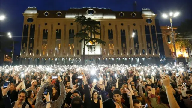 Manifestación contra la política antidrogas de las autoridades georgianas tras redadas policiales en varios locales nocturnos cerca del edificio del parlamento en Tbilisi, Georgia.