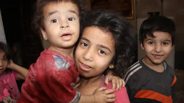 يعاني الأطفال من أمراض الطفح الجلدي بسبب ارتفاع درجات الحرارة.