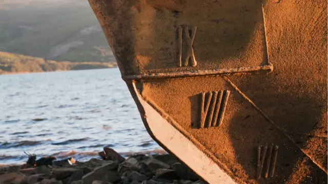 Restos de un barco antiguo con números romanos.