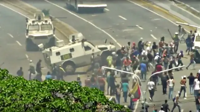 Um carro blindado avança contra manifestantes nas ruasmaquinas caça niqueisCaracas