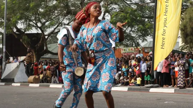 Ọmọ Yorùbá ń tàdí réke gẹ́gẹ́ bí onílù ṣe ń kán'lù sí i níbàdí
