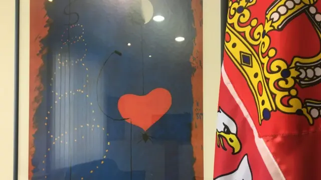 Srpska zastava naspram slike Kandinskog