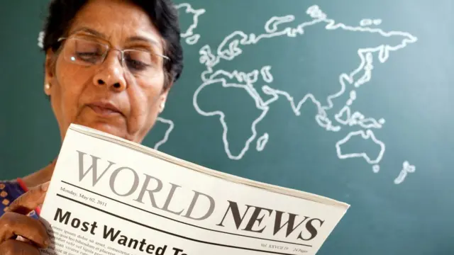 अखबार पढ़ती महिला