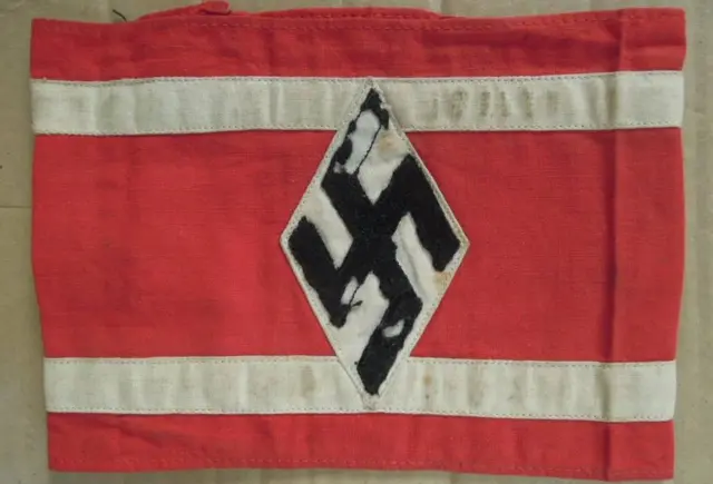 Uno de los brazaletes rojos con la esvástica de los estudiantes que menciona Hargreaves.