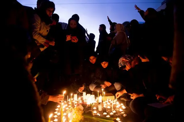 تجمع در برابر دانشگاه امیرکبیر تهران برای گرامیداشت یاد قربانیان شلیک به هواپیمای اوکراینی