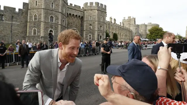 Ọmọọba Harry n ki awọn eeyan to wa baa dawọọ idunnu fun igbeyawo