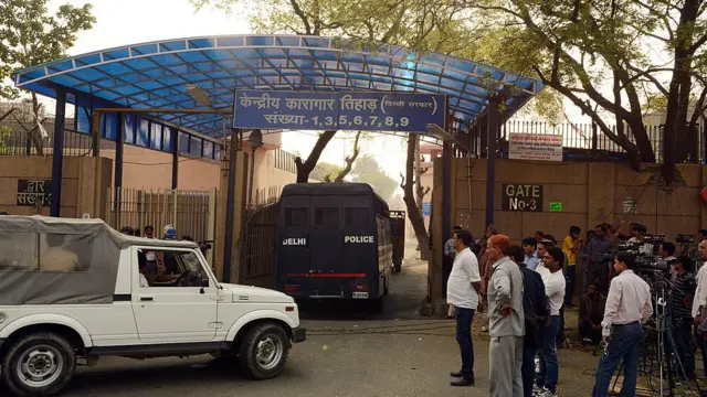 તિહાર જેલમાં આત્મહત્યા કરનાર રામસિંહના મૃતદેહને દીન દયાળ હૉસ્પિટલ લઈ જવાયો તે સમયની તસવીર