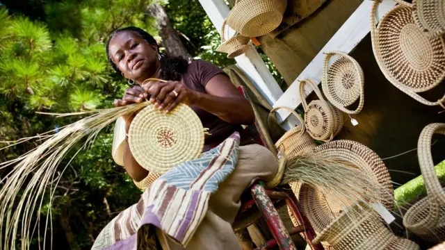 出於必要，格勒吉奇人保留了造船和編織籃等非洲工藝。