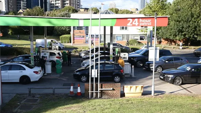 Sakataren harkokin kasuwanci Kwasi Kwarteng ya ce fararen hula ne ke tuk'a tankokin man daga defo-defonsu a Cambridgeshire da West Yorkshire.