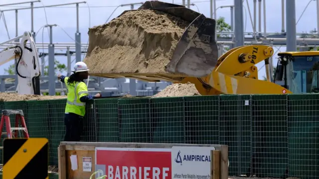 Зведення захисної дамби навколо електростанції в приході Плакемінс, Луїзіана