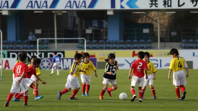 日本少年在J联赛比赛前上场踢球表演