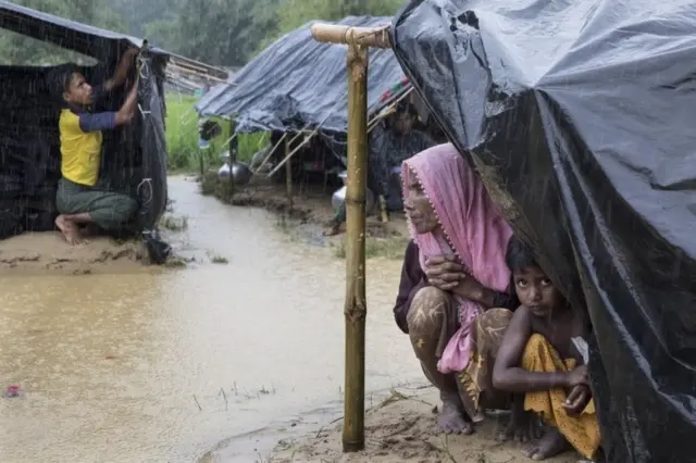 Di Bangladesh, para pengungsi Rohingya juga dibatasi geraknya.