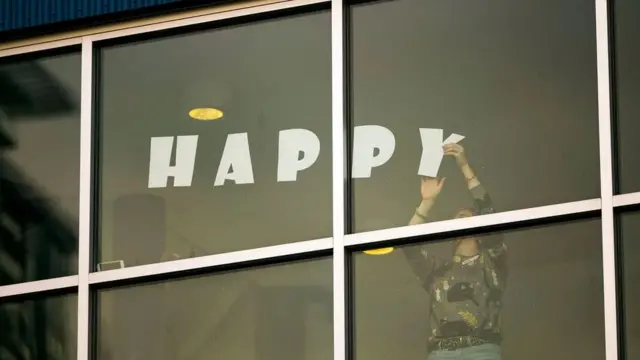 أشار استطلاع للرأي مؤخرا إلى أن الغالبية العظمى من الأمريكيين يفضلون تحقيق السعادة على إنجاز أهداف عظيمة