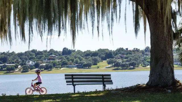 Menina andabetano tem cashbackbicicletabetano tem cashbackparque nos EUA