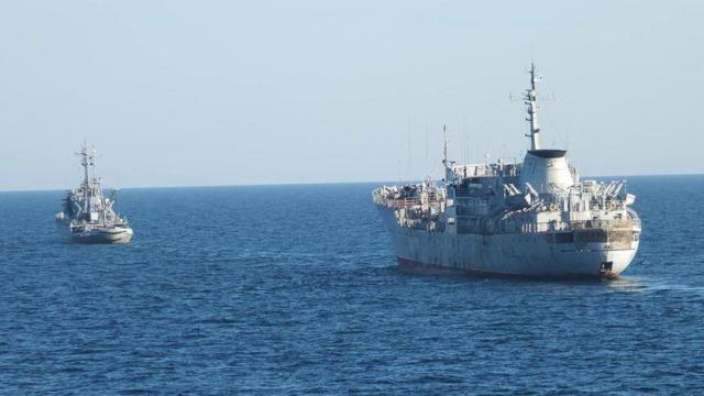 Українські пошуково-рятувальне судно A500 "Донбас" (праворуч) та морський буксир A830 "Корець" на шляху до Азовського моря